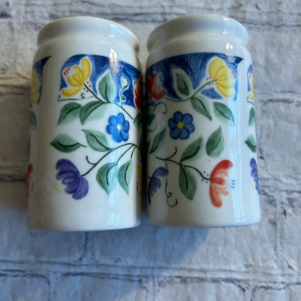 TABLE TOPS UNLIMITED FLORAL CERAMIC SALT & PEPPER SHAKERS COTTAGECORE STYLE